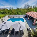 House Luxury With Pool Ferienhaus *