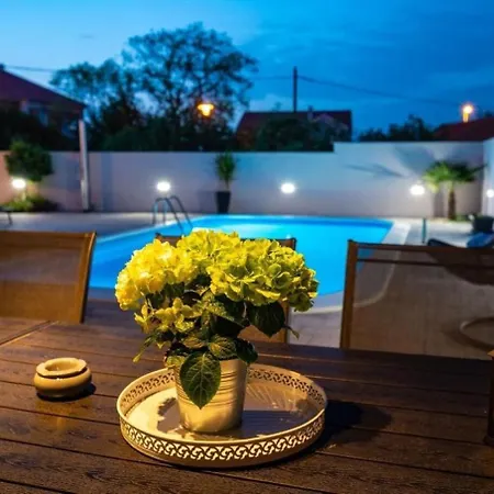 House Luxury With Pool *