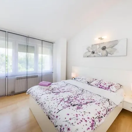 House Luxury With Pool Nyaraló