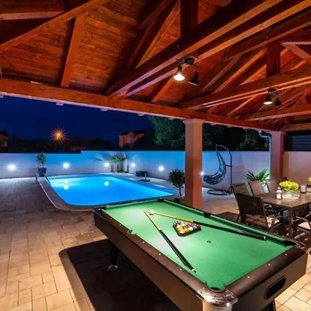 House Luxury With Pool Nyaraló Zaton