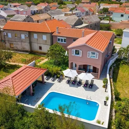 House Luxury With Pool *