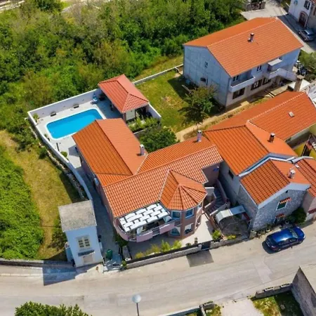 House Luxury With Pool