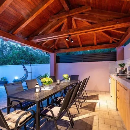 House Luxury With Pool *