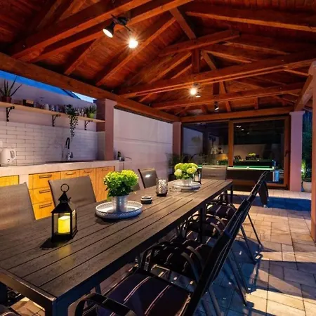 House Luxury With Pool Ferienhaus