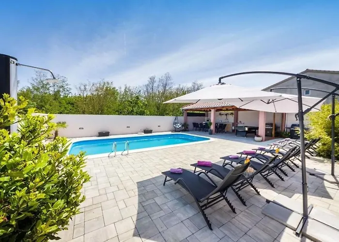 House Luxury With Pool Дом отдыха Затон