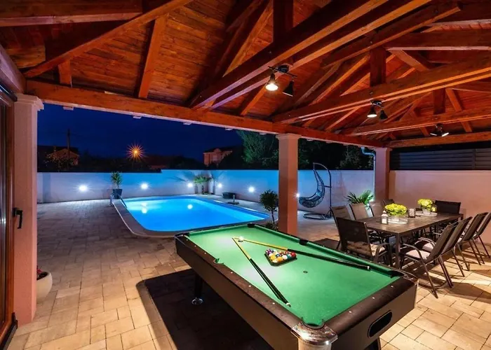 House Luxury With Pool Дом отдыха Затон