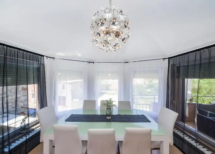 House Luxury With Pool