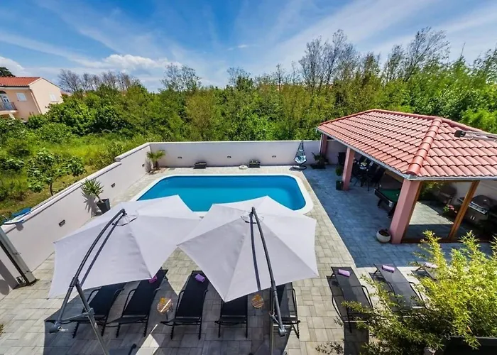 House Luxury With Pool Σπίτι διακοπών *