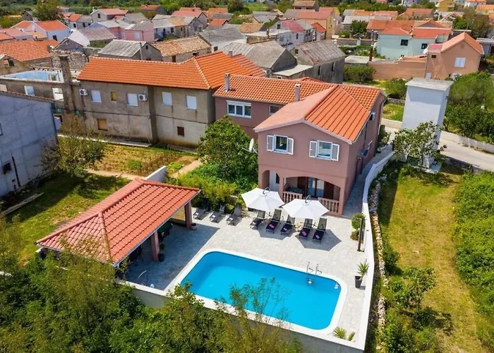 House Luxury With Pool *