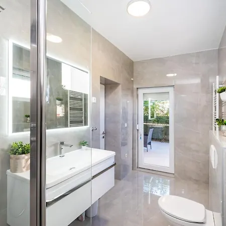 度假居 House Luxury With Pool 扎顿