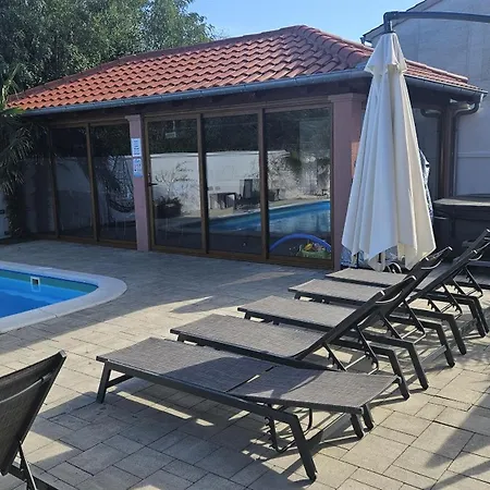 House Luxury With Pool *