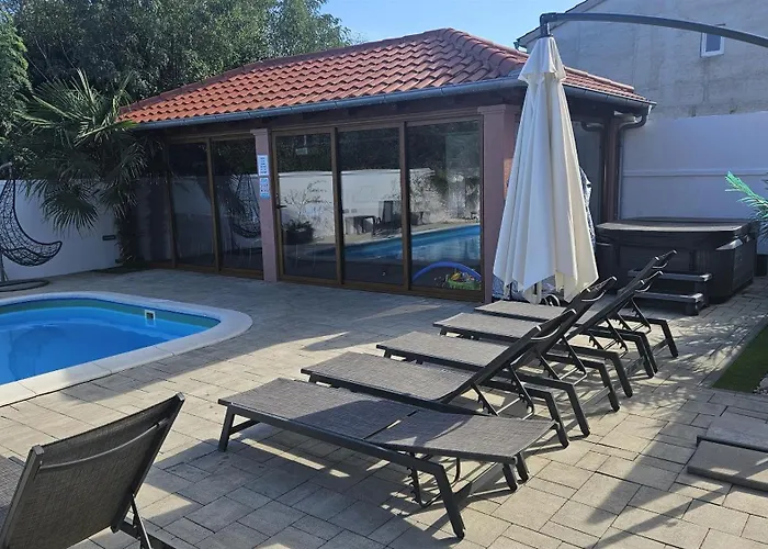 House Luxury With Pool *